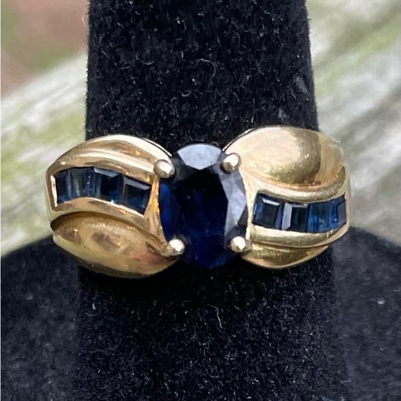Sapphire Ceylon Blue 14k gold ring.Oval center stone. 8 Baggetts down side. 6 - Picture 4 of 5